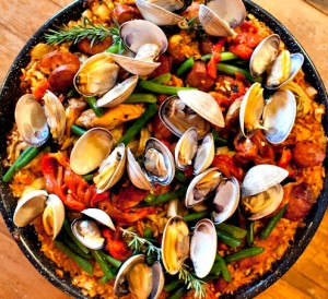 Préparer une grande paella maison