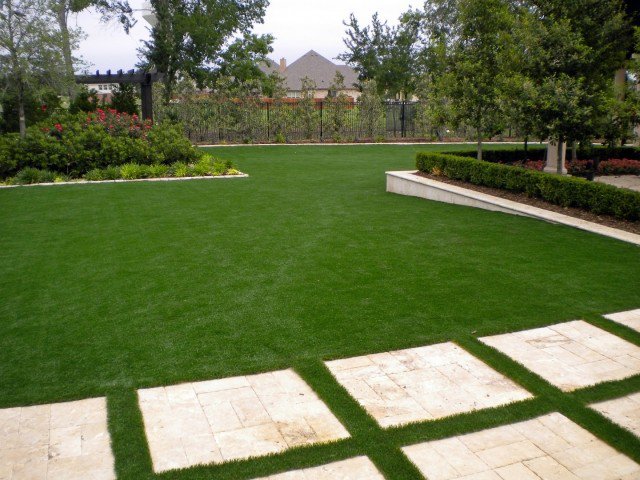 Un extérieur en gazon synthétique et galets.  Aménagement jardin gazon,  Jardin paysager tropical, Idée aménagement jardin