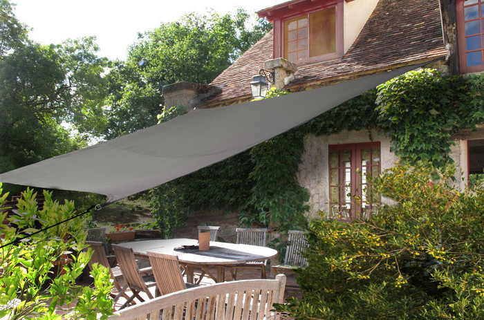 installer un voile d'ombrage sur la terrasse