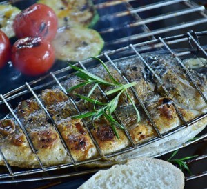 Poisson légumes viandes recette cuisine barbecue suspendu