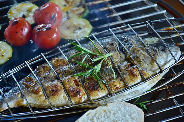 Poisson légumes viandes recette cuisine barbecue suspendu